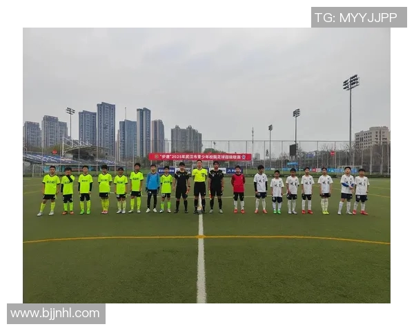 武汉足球队展现出色团队协作能力助力联赛表现分析与点评